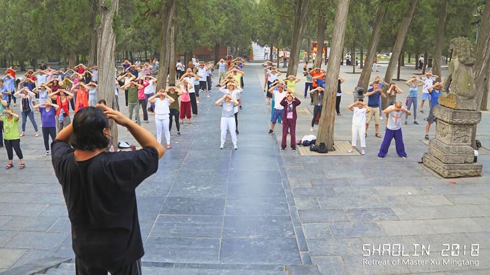 Csikungozás Shaolinban a kolostor előtt